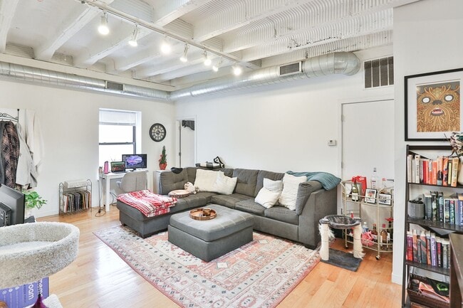 Building Photo - Wicker Park Huge 2 Bedroom Loft With Soaring Ceilings