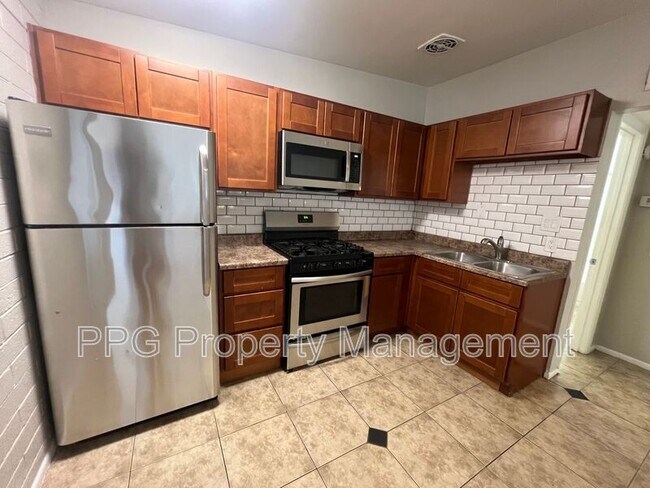 Building Photo - 906 S Mariana St