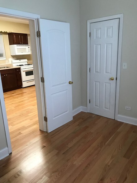 Building Photo - 1703 W Irving Park Rd