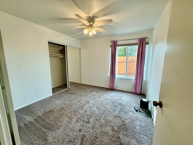 Building Photo - 2027 Fuerte Ln
