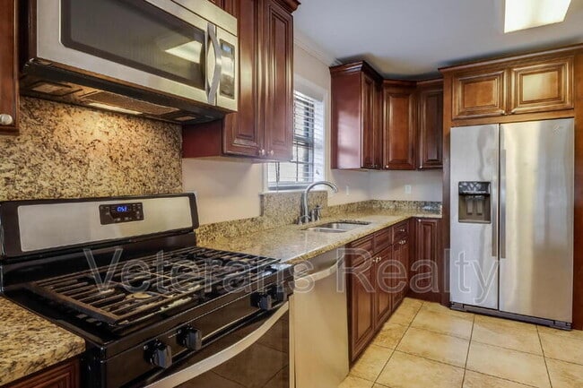 Building Photo - 2135 Baywood Dr