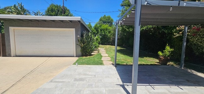 Building Photo - 2 Bed / 1 Bath Home with Gorgeous Backyard...