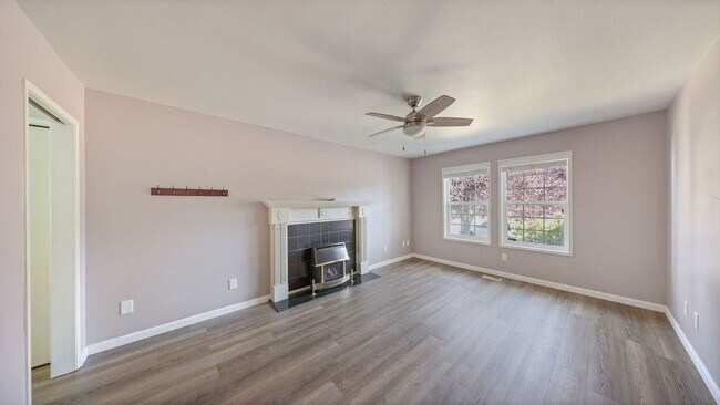 Building Photo - 4 Bed 3 Bath - 2 Living Rooms - Office Area - Pet Friendly - NAS Whidbey