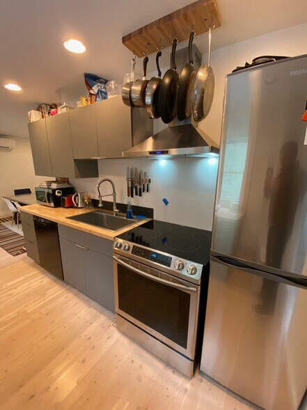 Building Photo - 542 N Black Ave