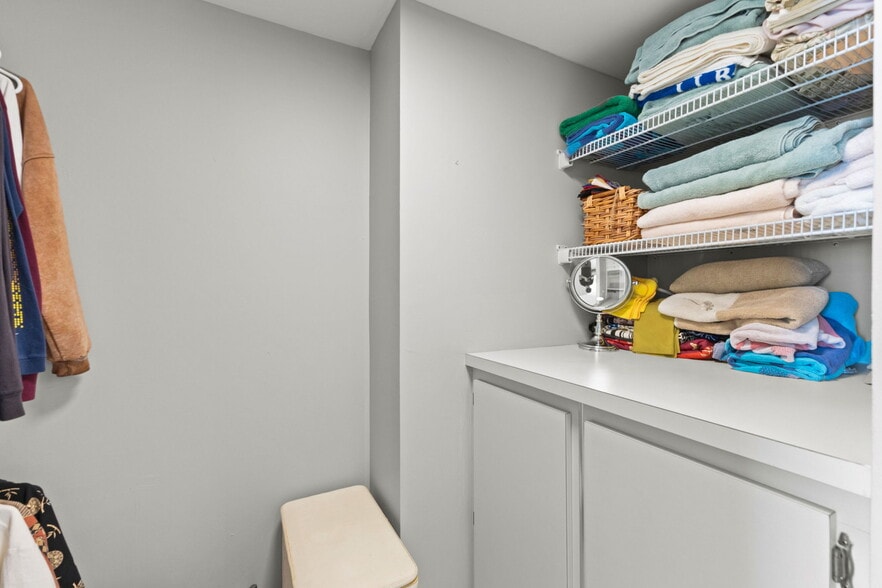 Closet - 1111 N Gulfstream Ave