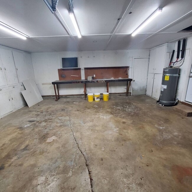 Building Photo - Pet Friendly Single level, 3 bed: 2 bath home with an open yard area and 2 car garage