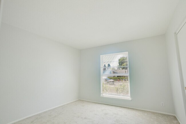 Building Photo - 655 N Noble St