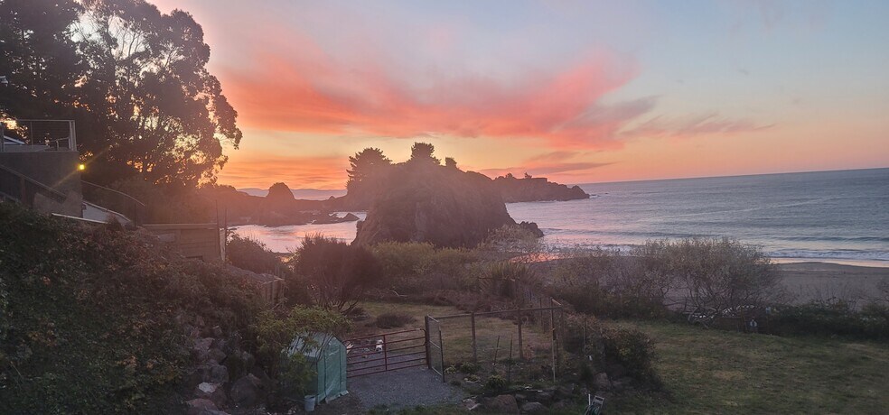 Beach access to Mills Beach - 1047 Wharf St