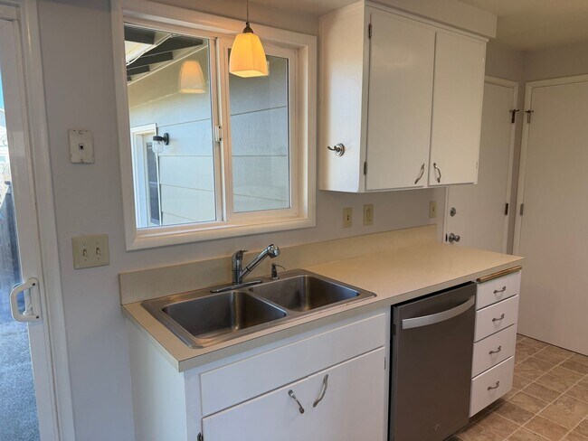 Building Photo - 3-bedroom, 1 bath duplex with garage!