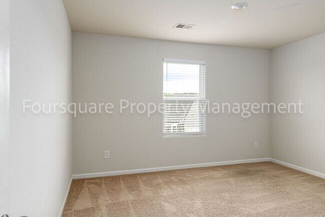 Building Photo - Spacious 3-Bed Home with Loft, Modern Kitc...
