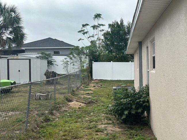 Building Photo - 3 Bedroom 2 Bathroom in Haines City