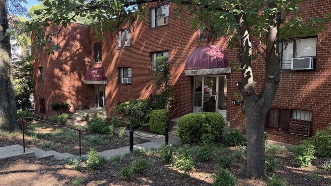 Building Photo - 1587 N Colonial Terrace