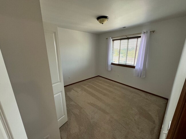 Building Photo - Spacious 3 bed 2.5 Bath Townhome One months free rent!