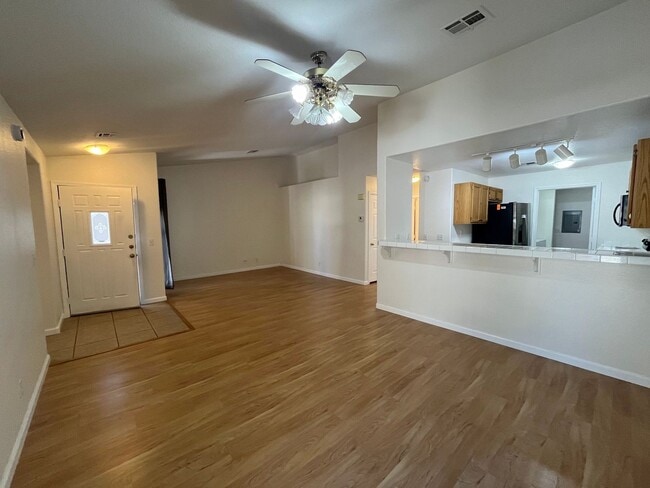 Building Photo - Fantastic 2 Bedroom Condo with Attached Garage