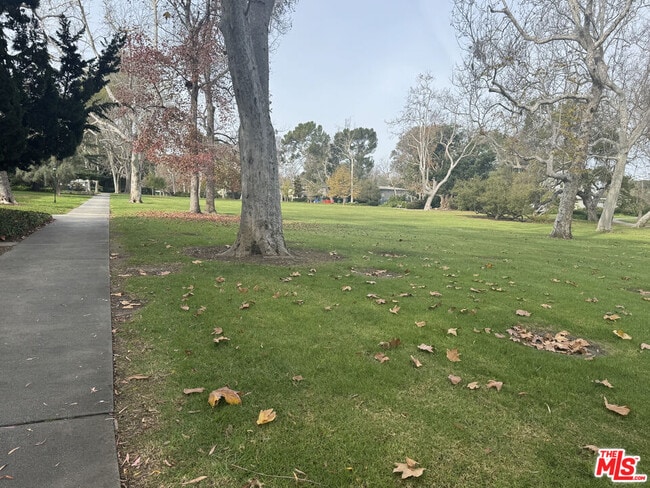 Building Photo - 5259 1/2 Village Green