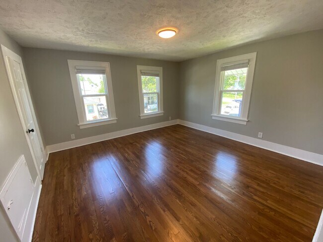 Building Photo - Fully Remodeled 3Bedroom House!