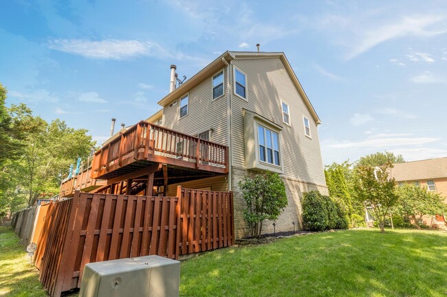 Building Photo - 1249 Quaker Hill Dr