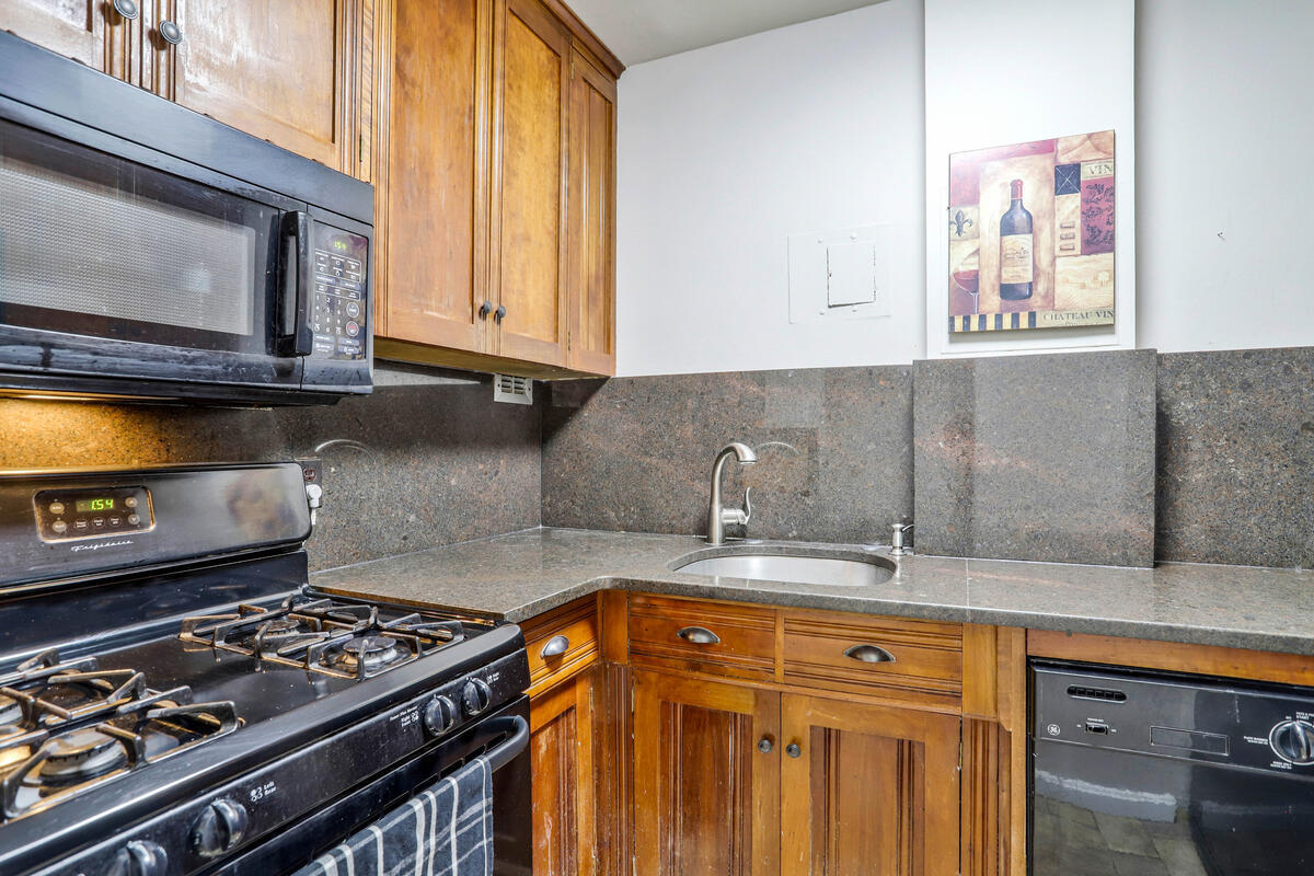 Kitchen - 1121 Arlington Blvd