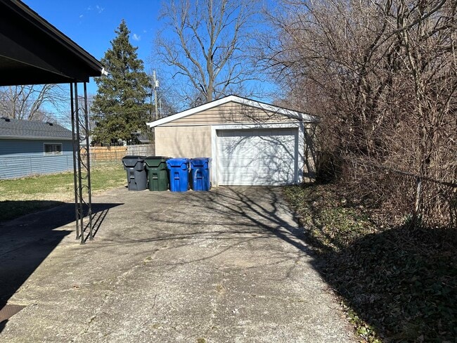 Building Photo - 635 Longview Dr