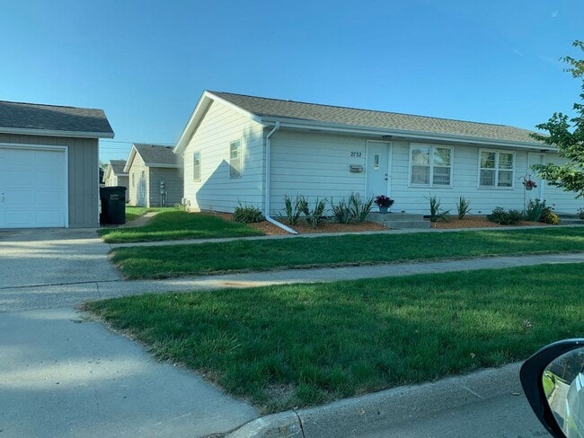 Building Photo - Updated two bedroom ranch duplex with partial basement finish, detached garage, close to mall/sho...