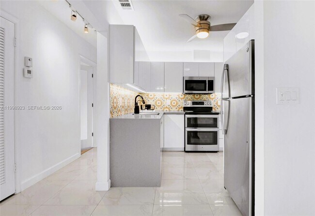 Building Photo - 2230 NE 56th Pl