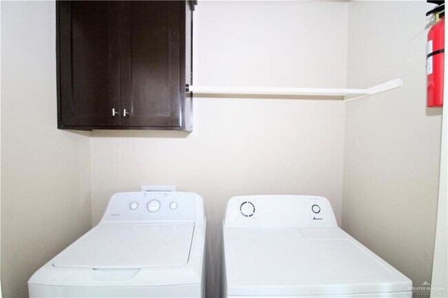 Building Photo - 2004 Taft St