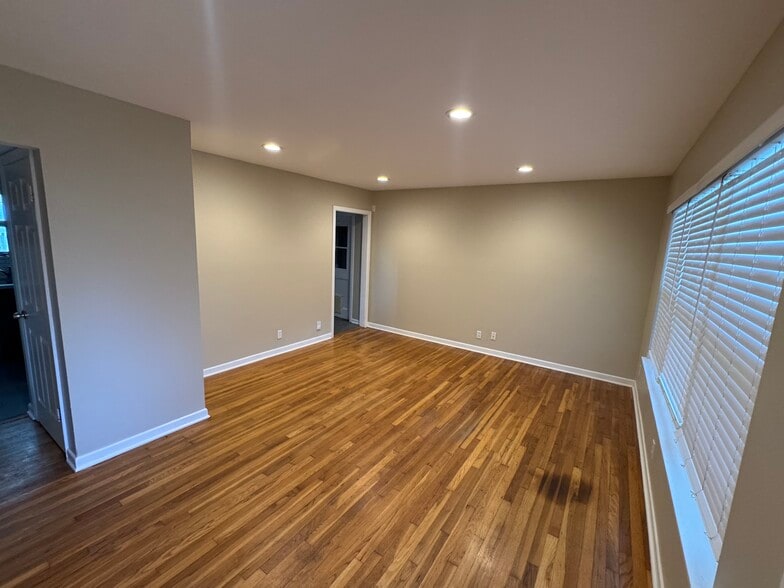 Building Photo - 230 Middlebury Dr.