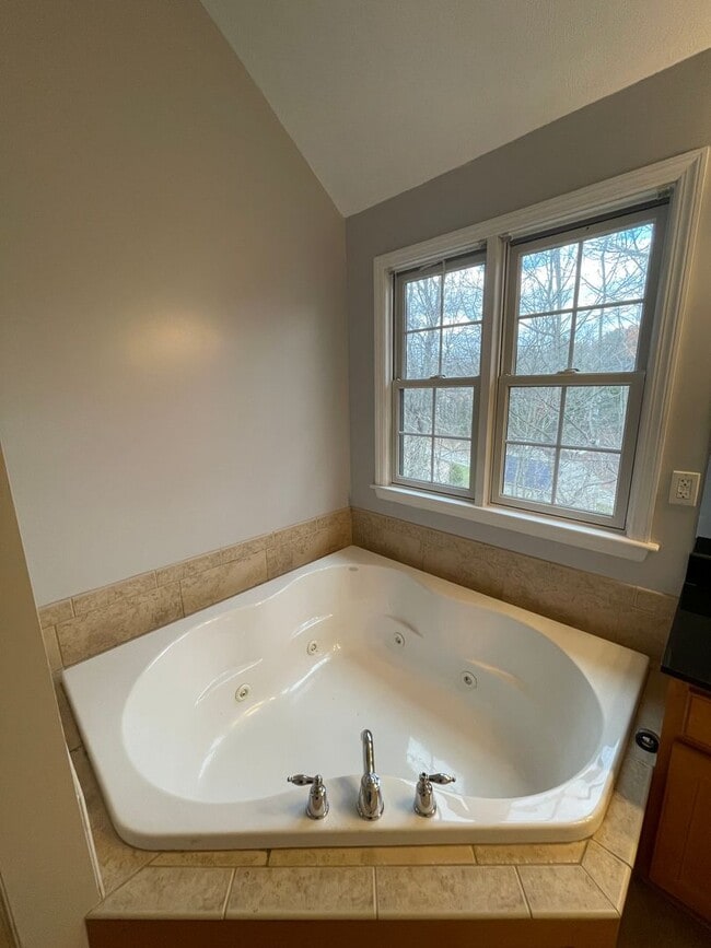 Building Photo - Beautiful custom built 5 bed 4 bath home with finished basement ready for you to move-in!