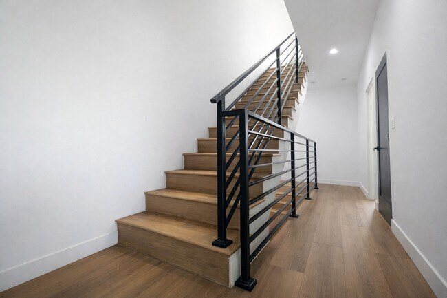 Building Photo - 3 BED | 3 BATH | 1,900 SQ FT | FULLY REMODELED + FURNISHED 3-LEVEL HOME WITH PRIVATE ROOFTOP DECK