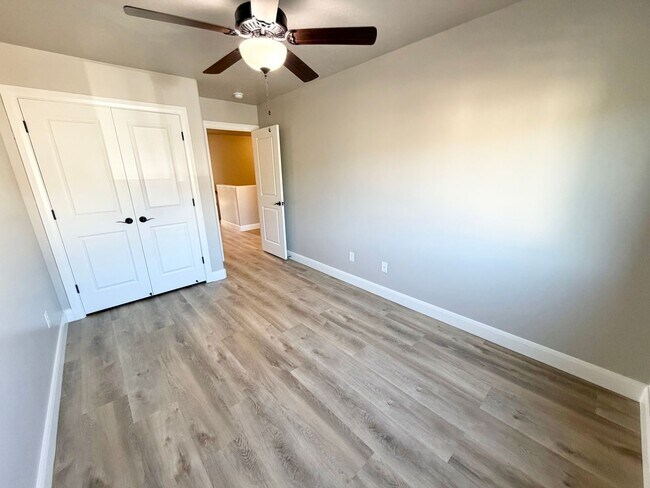 Building Photo - 355 W 200 S