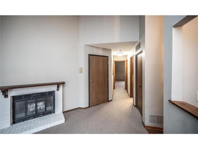 Building Photo - Bright & Updated Townhome in Eagan with Gr...