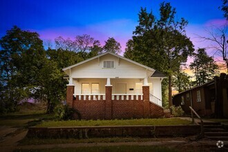 Building Photo - Cozy and Newly Renovated 3 Bedroom 1.5 Bat...