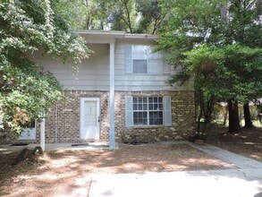 Building Photo - Convenient to schools & shopping!