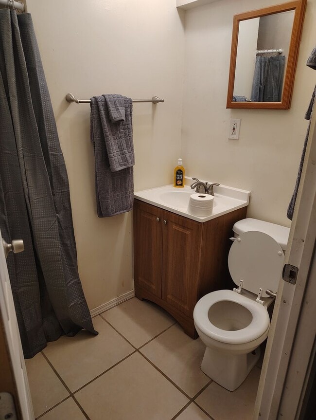 Building Photo - AVAILABLE NOW 2 bed - 1 Bath Lead and I 25...