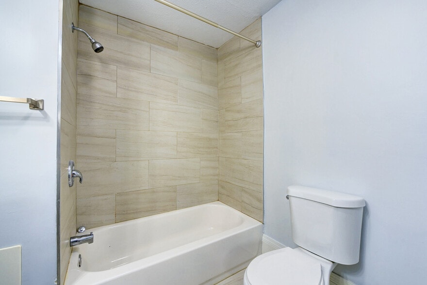 full bath - 3115 Hancock Ave