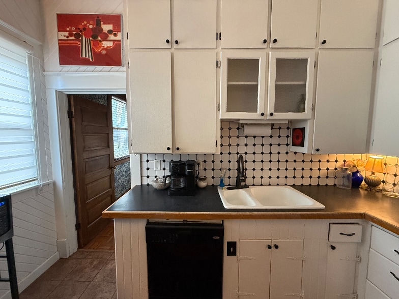 Building Photo - 940 S Cedar St