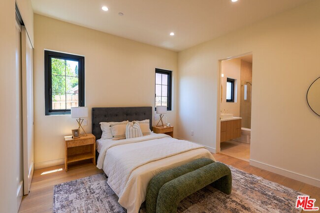 Building Photo - 4936 Coolidge Ave