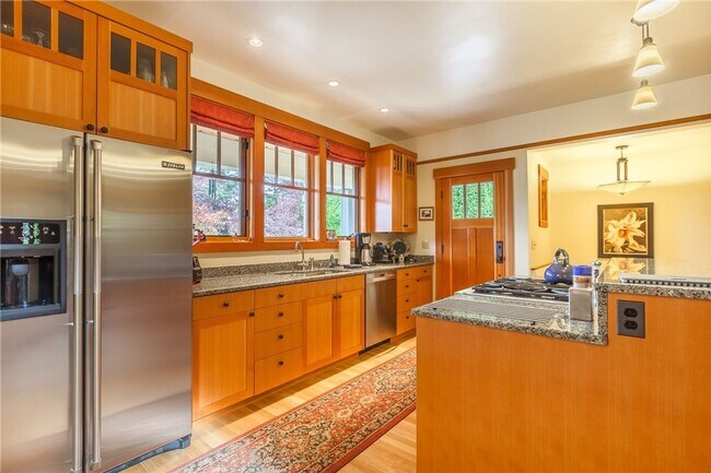 Building Photo - Meticulously designed Craftsman in North Beach with private beach access.