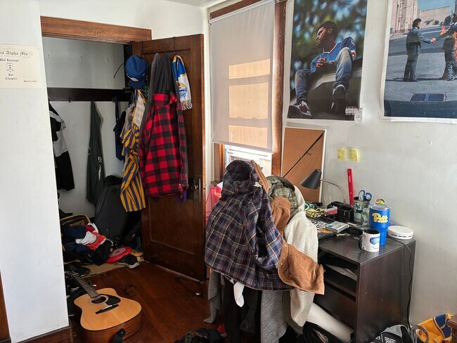 Building Photo - 5 Potential Bedroom, 2 Kitchens, 2 Bath Available 7/1 NEAR CAMPUS!!!!