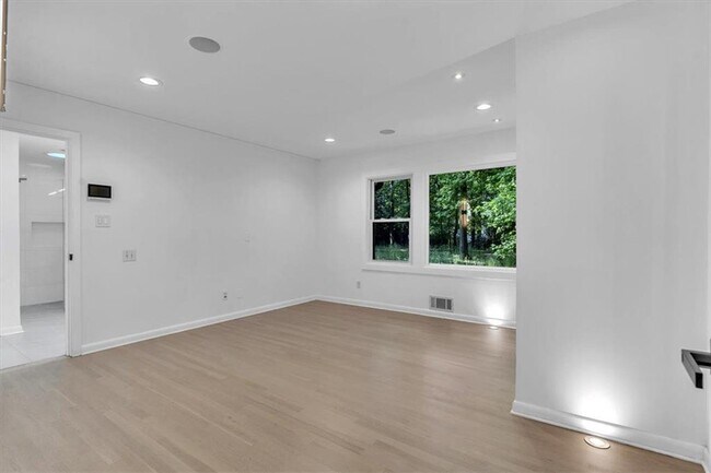 Building Photo - 2605 McKinnon Dr