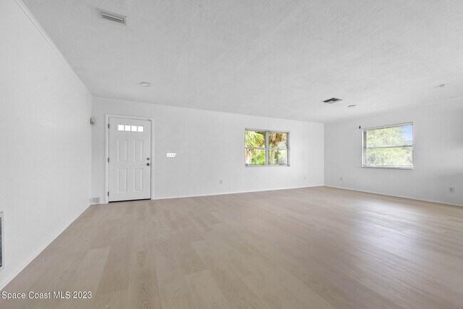 Building Photo - 7810 S Tropical Trail