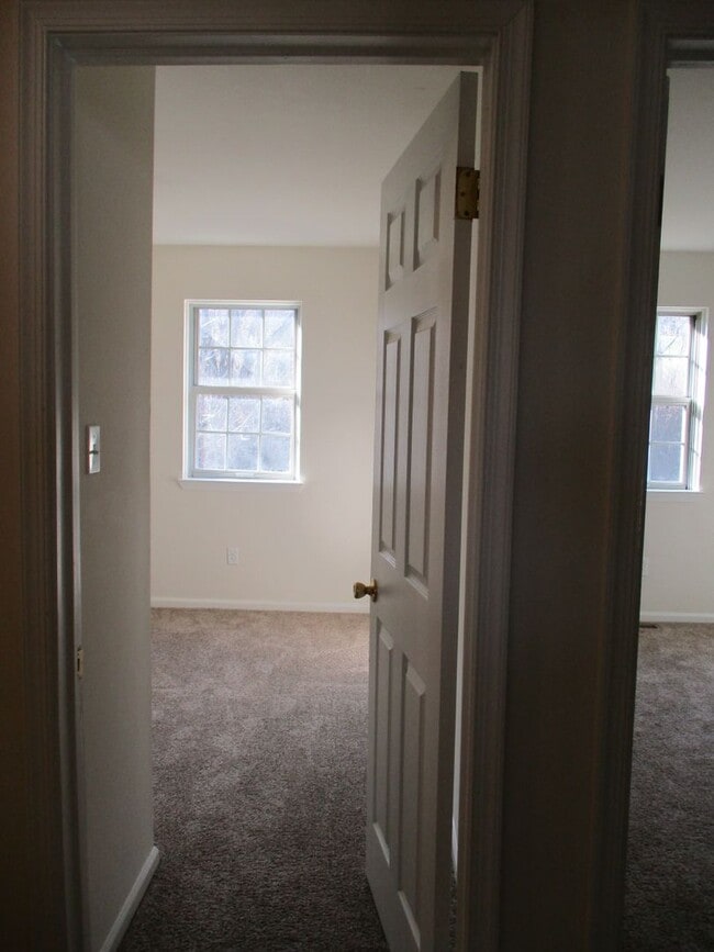 Building Photo - 3BR Townhome in Northampton School District