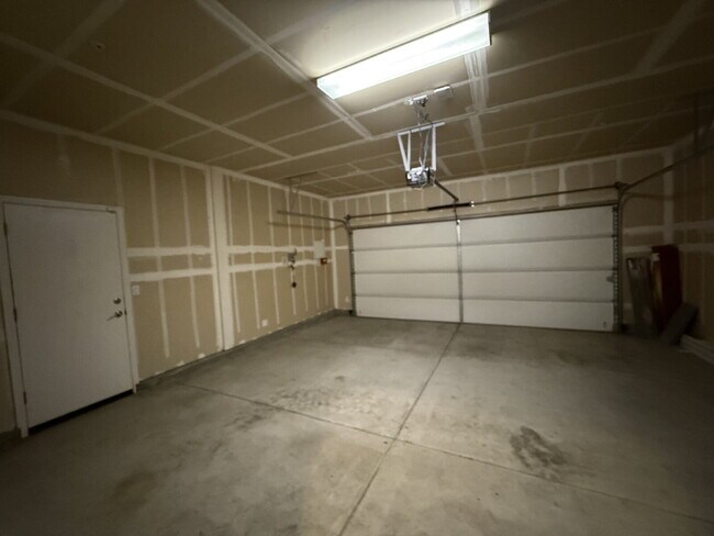 Building Photo - Modern 4-bedroom 3-bath available in Elk Grove