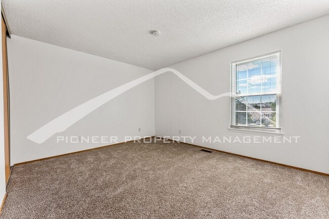 Building Photo - Spacious Townhouse with Central AC and Was...