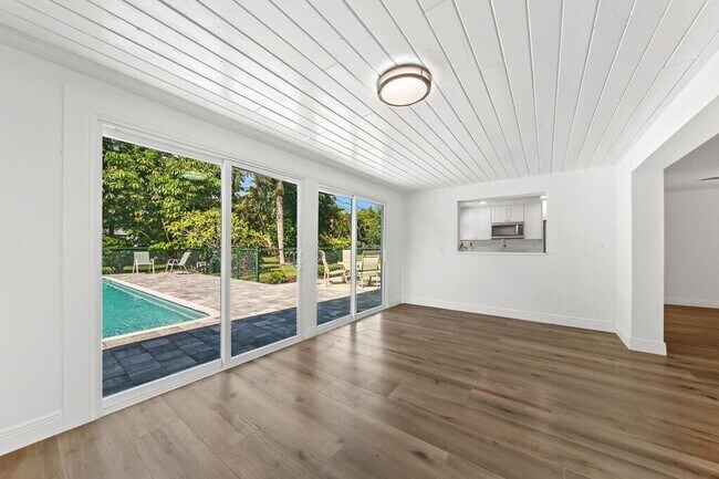 Building Photo - 2416 N W Everglades Blvd