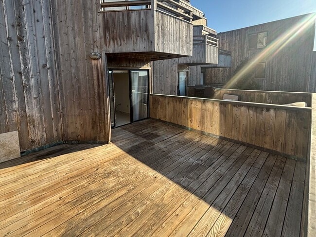 Building Photo - Great Condo in Del Monte Beach Surf Way