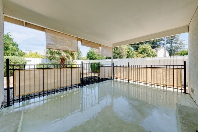 Building Photo - Charming 3 Bedroom Single-Story with Firep...