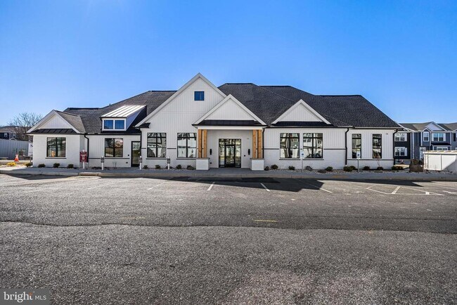 Building Photo - 2623 Maplewood Cir