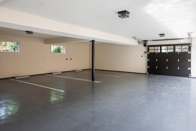 Building Photo - 164 Waverley St