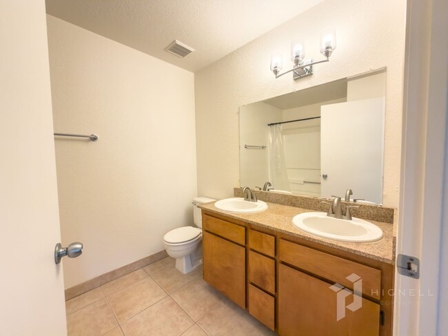 Building Photo - 3 Bedroom Condo, Gated Community in Chico